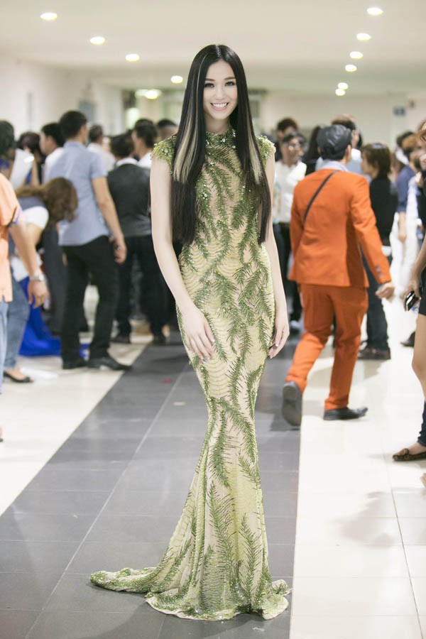 Khánh My tôn vòng 3 sexy với đầm xuyên thấu ảnh 5